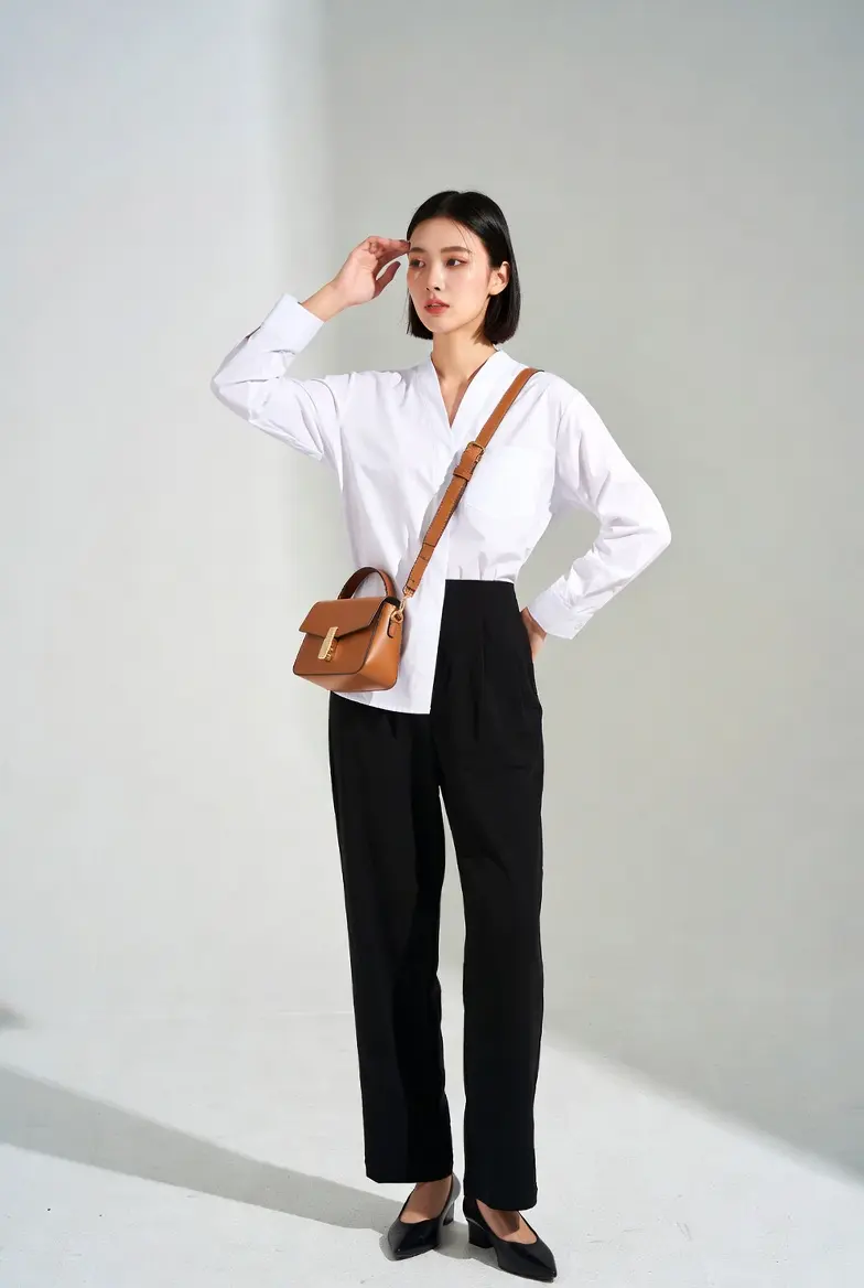Stick to three colors maximum Koreans typically use two base colors plus one accent. Example: White shirt + black trousers + tan bag. Simple. Cohesive. Elegant.